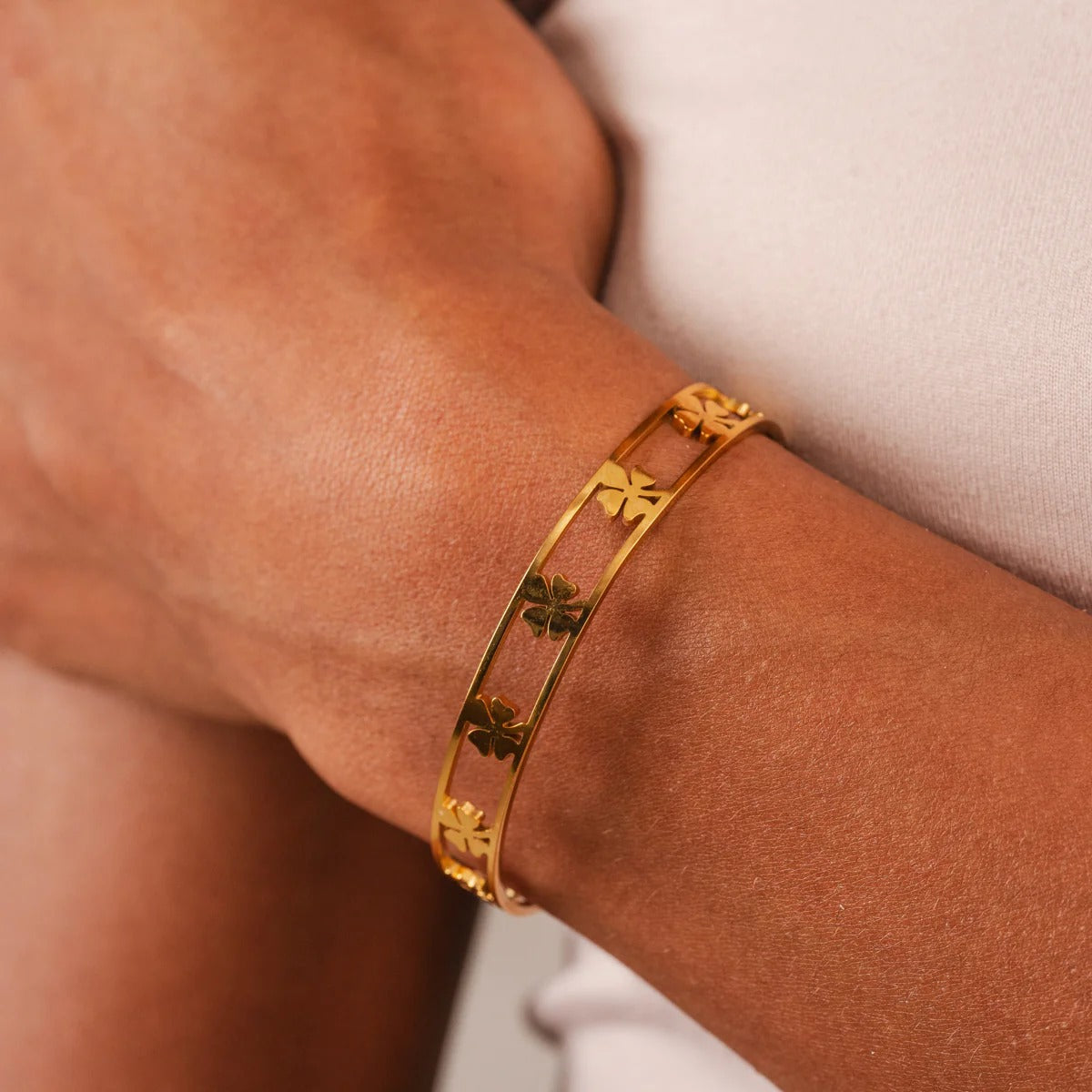 Bracelete Trevo Vazado Banhado em Ouro 18K